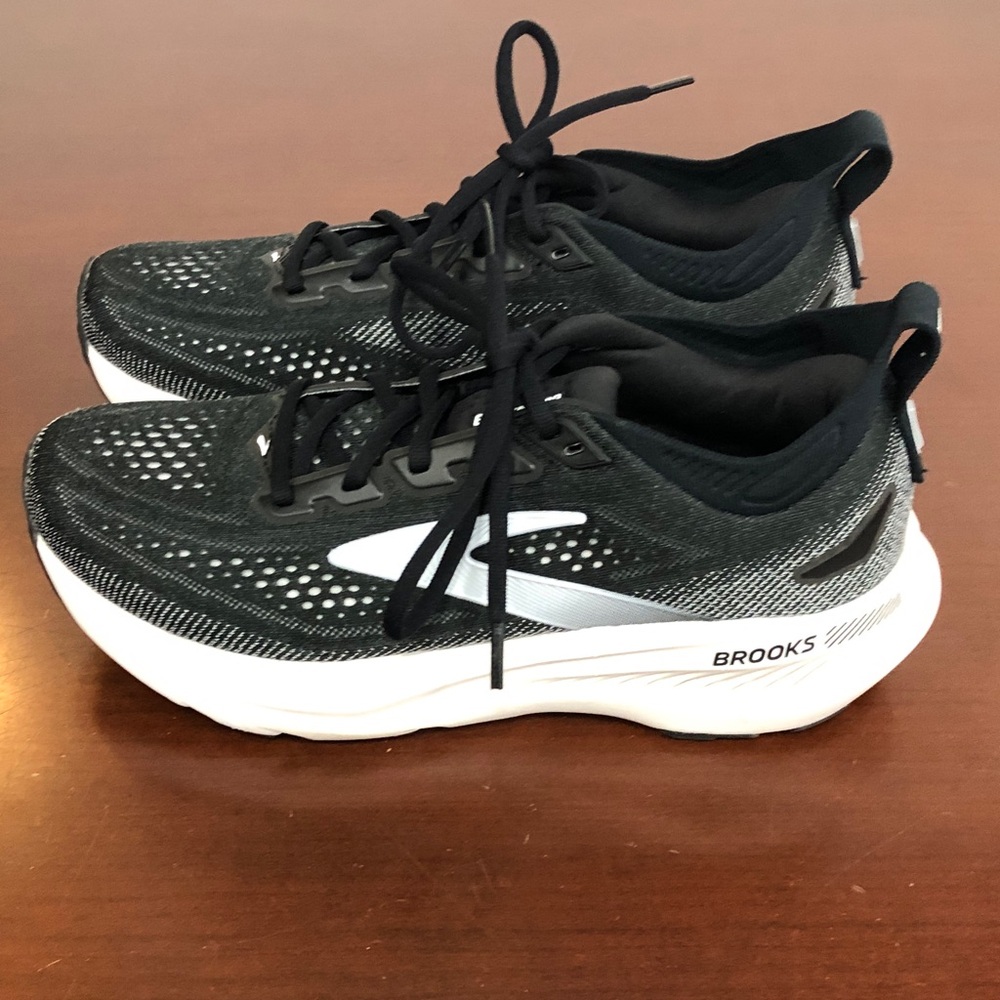 Brooks Men’s Glycerin 23 GTS Black and White Running Shoes Sz9.5 worn once